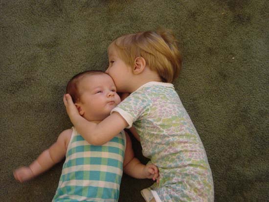 zc-08-31-siblings-floor-kiss-2