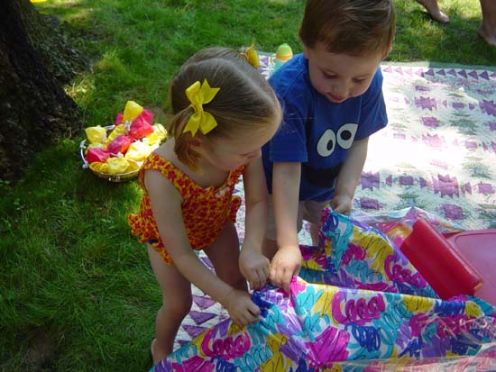 tx-06-25-helping-presents